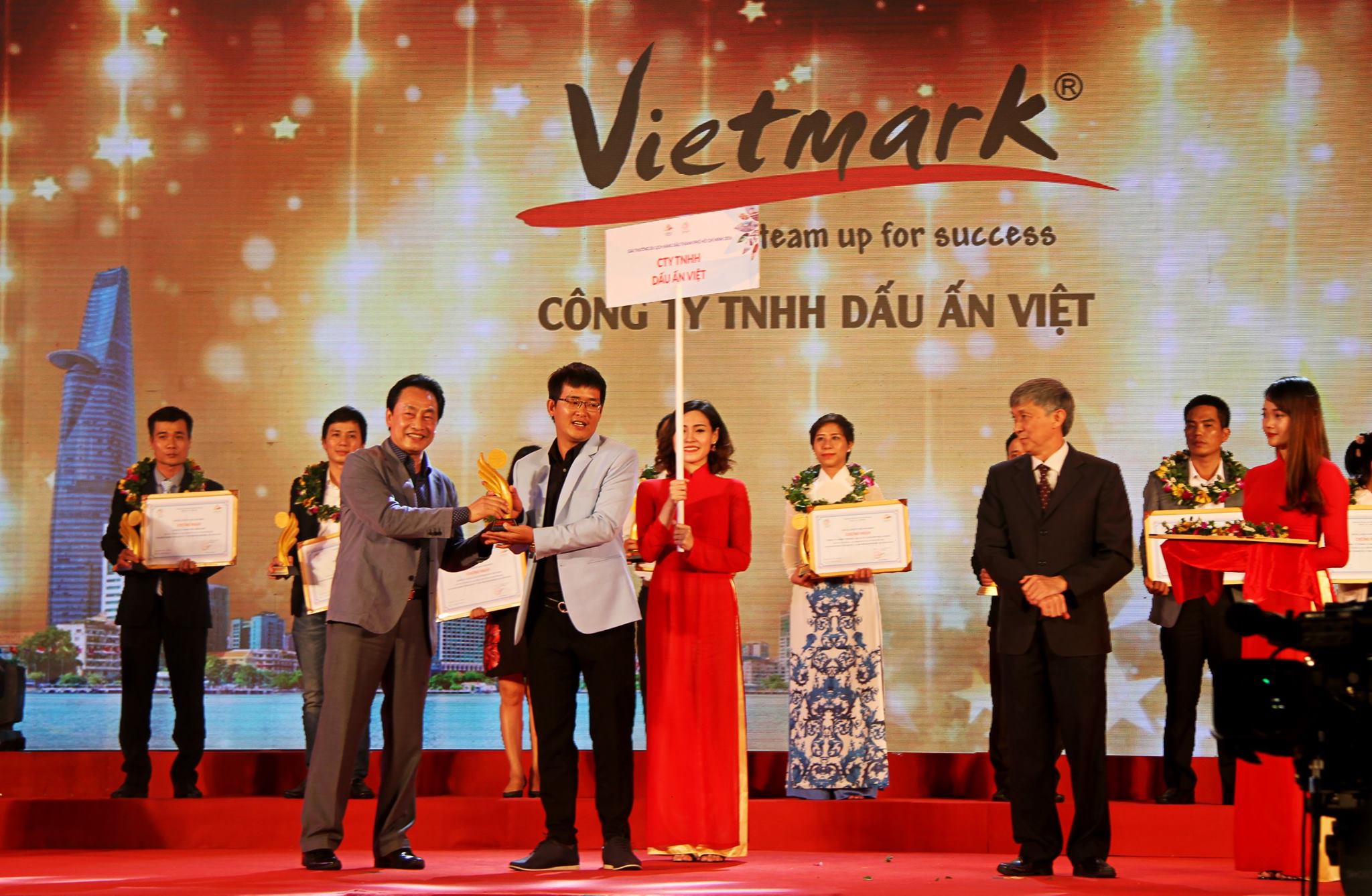 VietMark nhận giải Top 10 doanh nghiệp lữ hành kinh doanh hiệu quả 2017